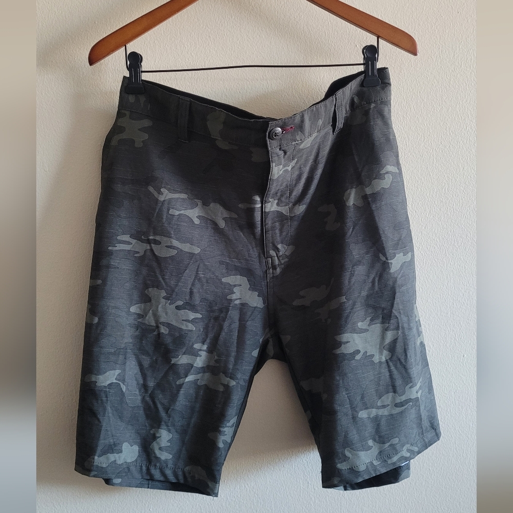 Burnside hybrid series walk + board shorts Men's size 38 black camo